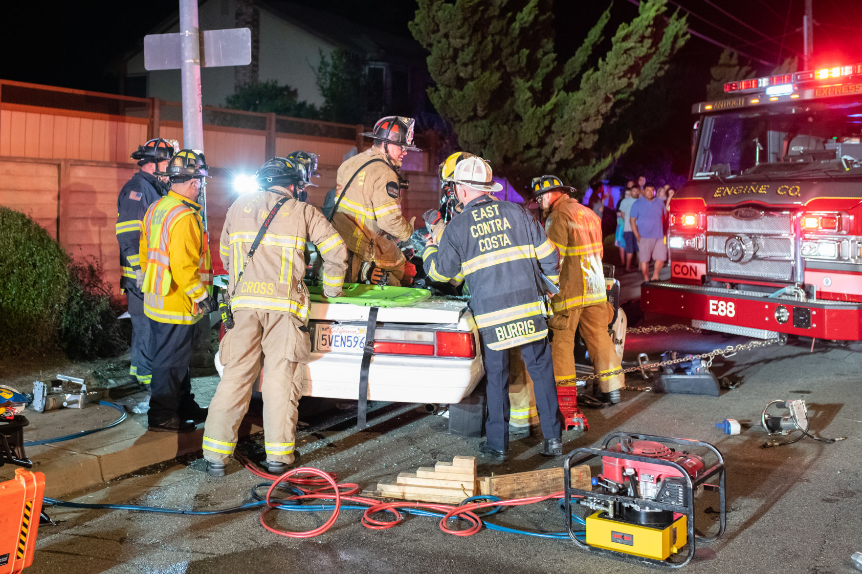 Car strikes light pole in Oakley